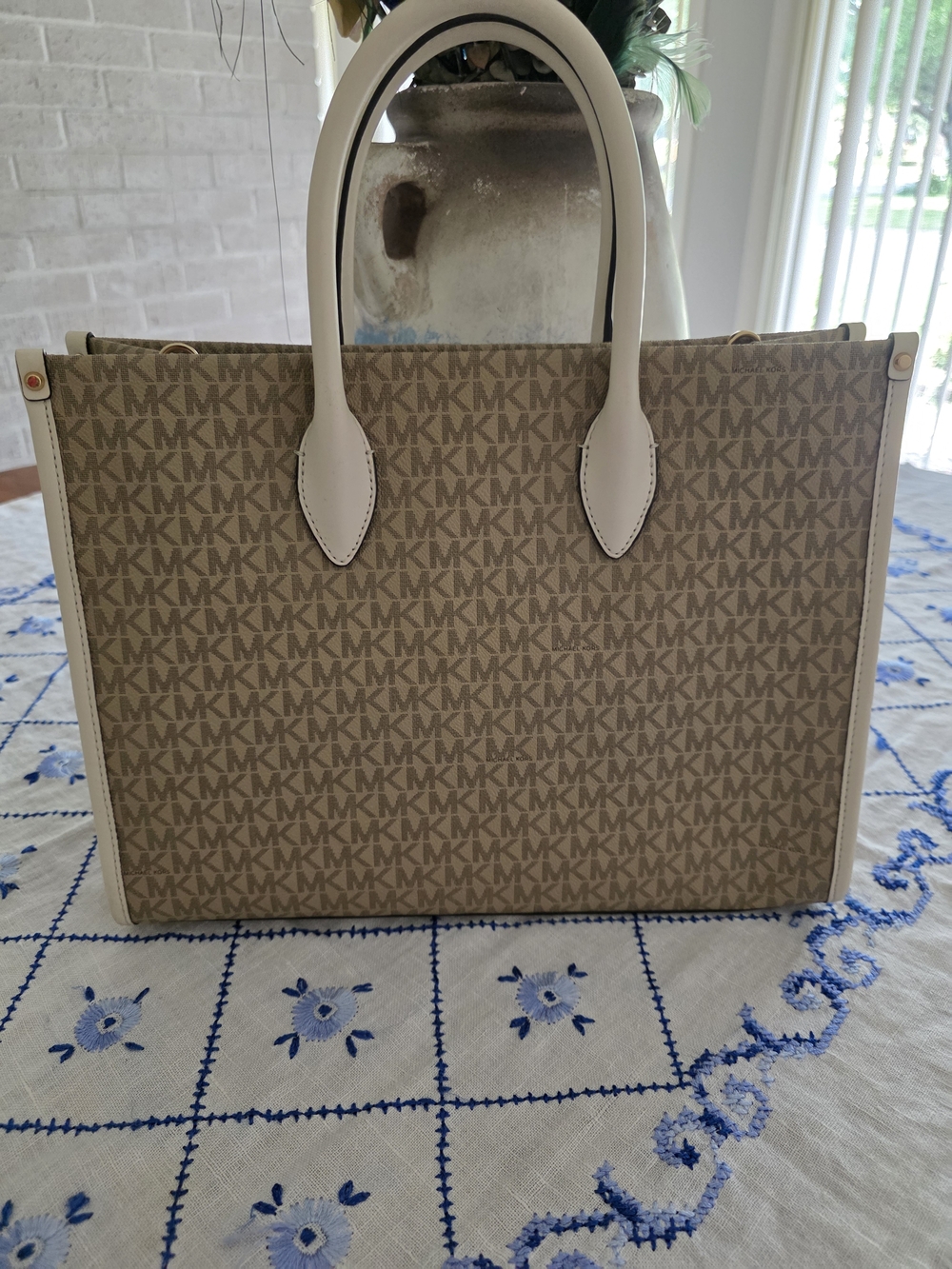 Michael Kors Jet Set Tote in Beige Logo Print with Cream Trim - Picture 2 of 6